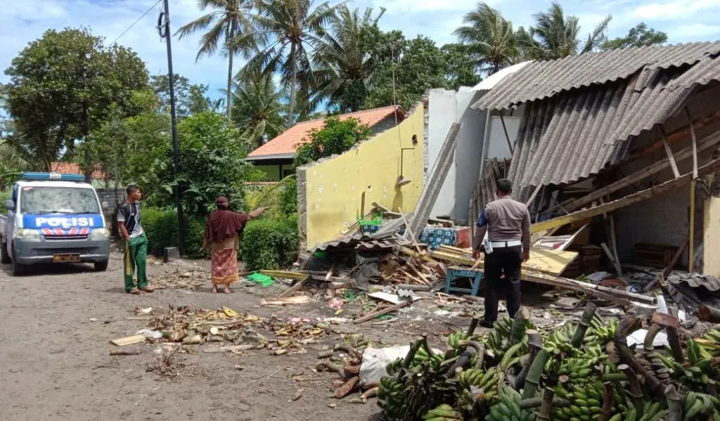 Truck Blong Tabrak Warung dan Pedagang Pasar Ranuyoso Lumajang