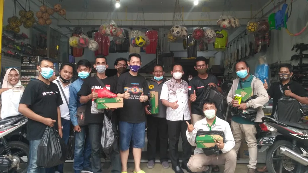 Cak Thoriq Ajak Wartawan Lumajang Beli Sepatu Bola