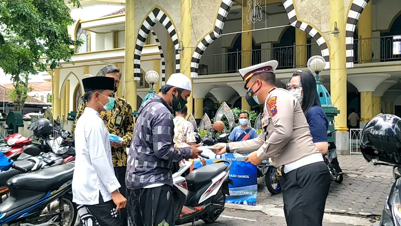 AKP Putu Gandeng FKUB Lumajang Bagikan Masker Ke Jamaah Sholat Jum'at