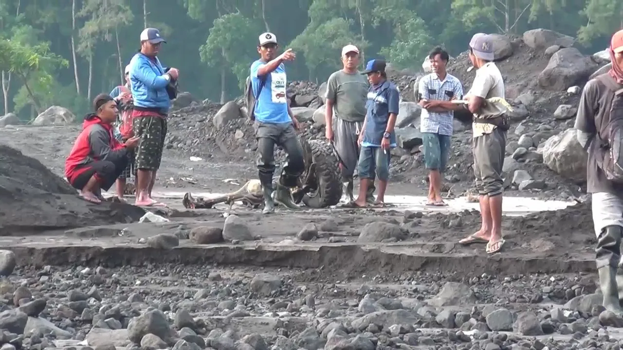 Roda Mobil Panther Terseret Lahar Dingin Semeru Lumajang Sejauh 5 Km
