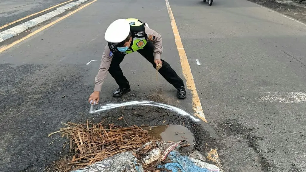 Satlantas Polres Lumajang Tandai Jalan Berlubang Pakai Pilok