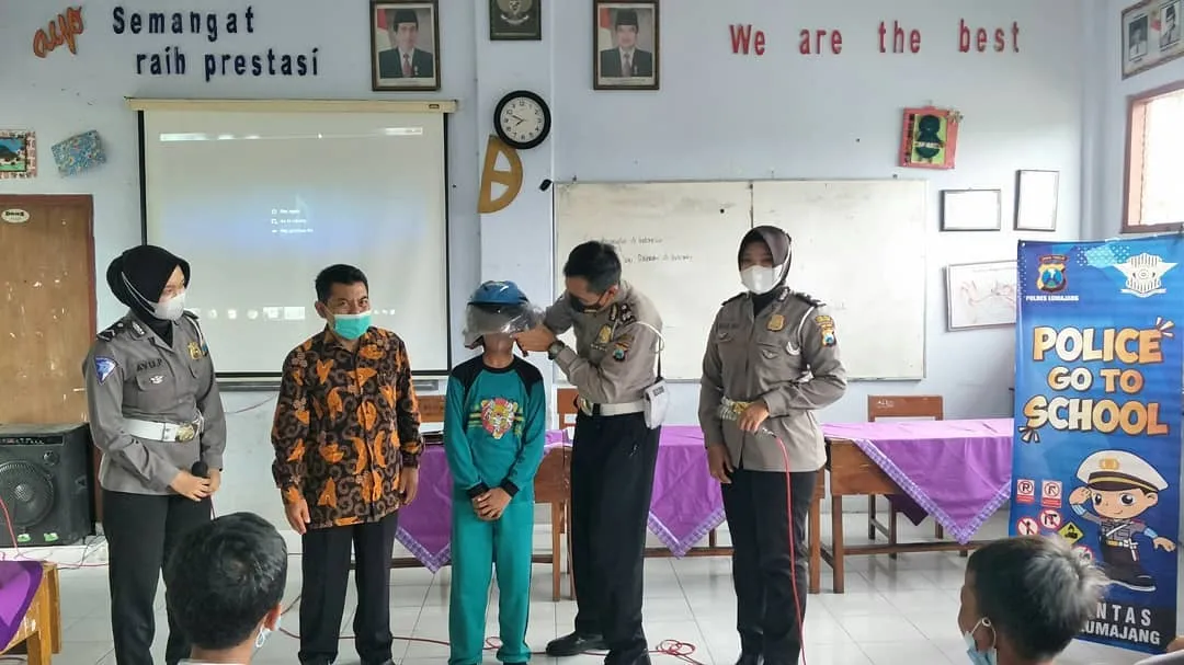 Polantas Tanamkan Patuh Lalu Lintas Sejak Dini di SDN Curah Petung