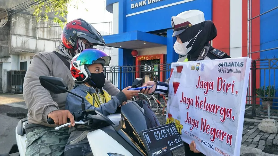 Satlantas Polres Lumajang Beri Reward Pengendara Tertib Lalu Lintas
