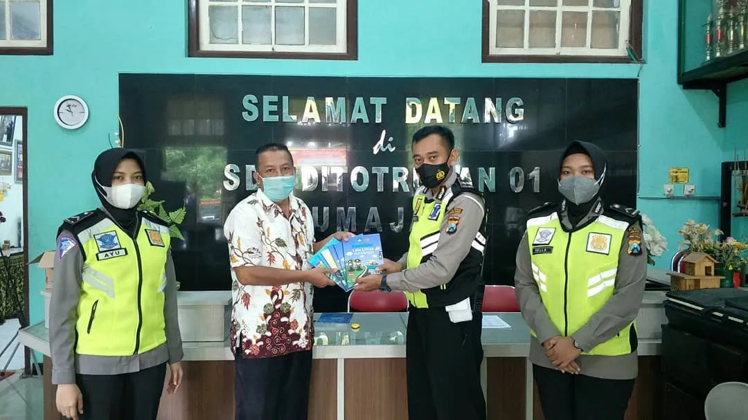 Satlantas Lumajang Serahkan Buku ke SDN 01 Ditotrunan