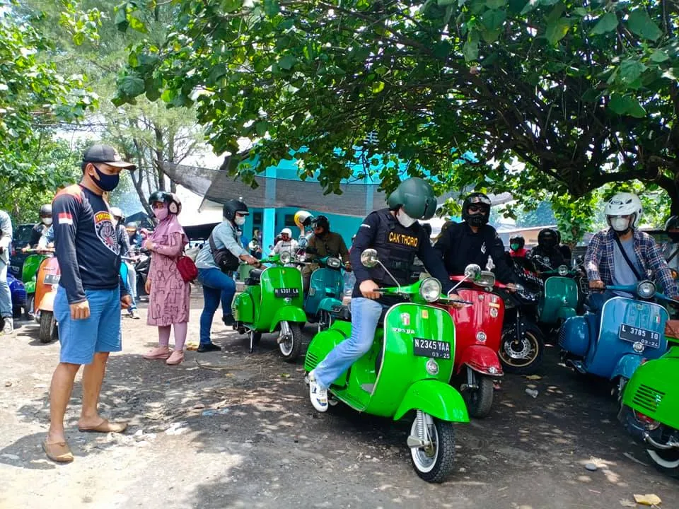 Cak Thoriq Bersih Sampah Bersama Vespa Lumajang di Watu Pecak