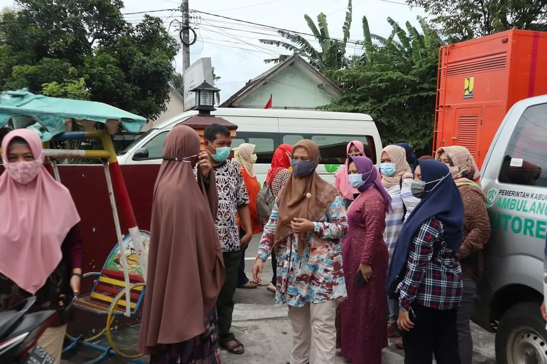 Neng Farin Pimpin PKK Lumajang Peduli Bantu Korban Banjir Kutorenon