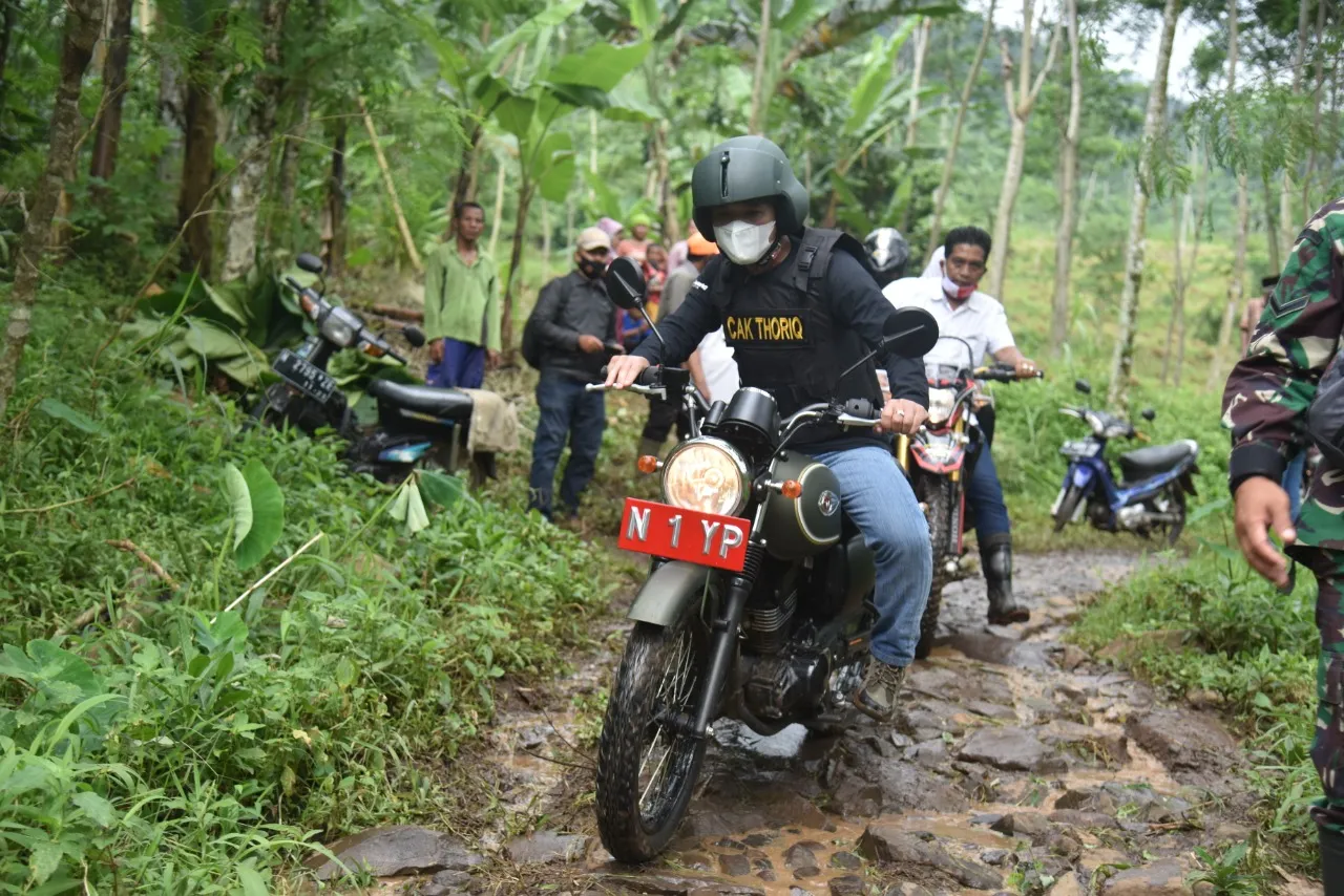 Bupati Lumajang Tinjau Lokasi Tanah Longsor di Desa Sawaran Kulon