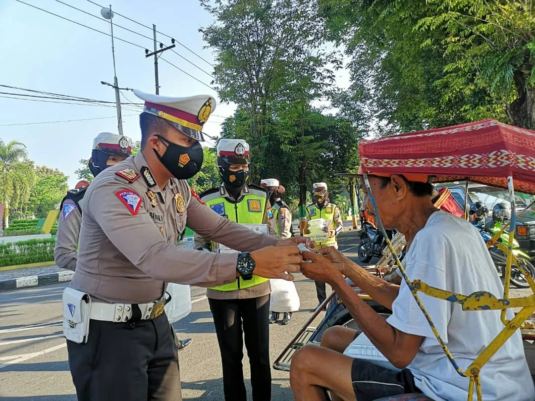 Jumat Berkah Satlantas Polres Lumajang Bagikan Nasi Bungkus
