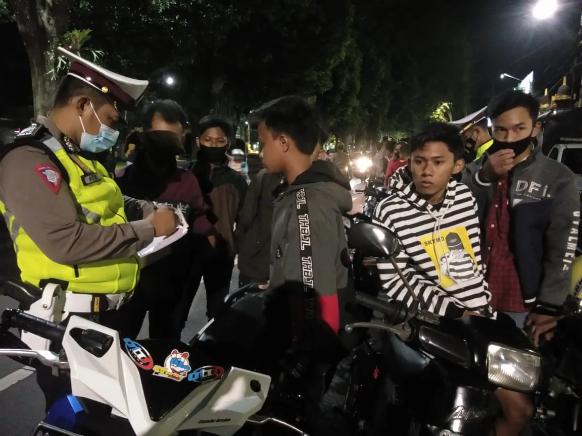 Polisi Tilang 38 Remaja Lumajang Naik Motor Saat Malam Minggu