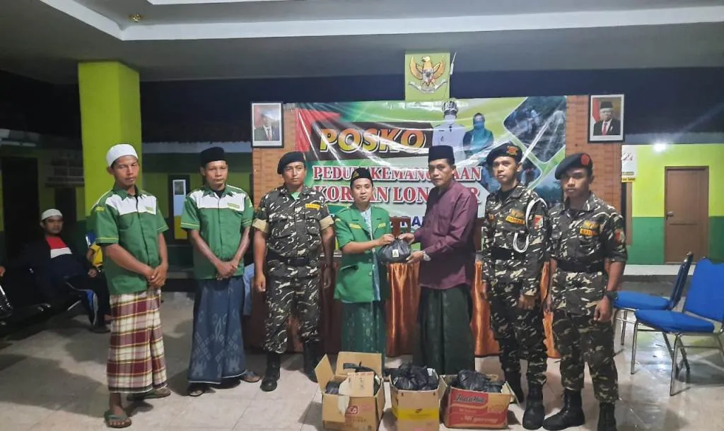 Ansor Kedungjajang Bantu Korban Longsor Sawaran Kulon Lumajang