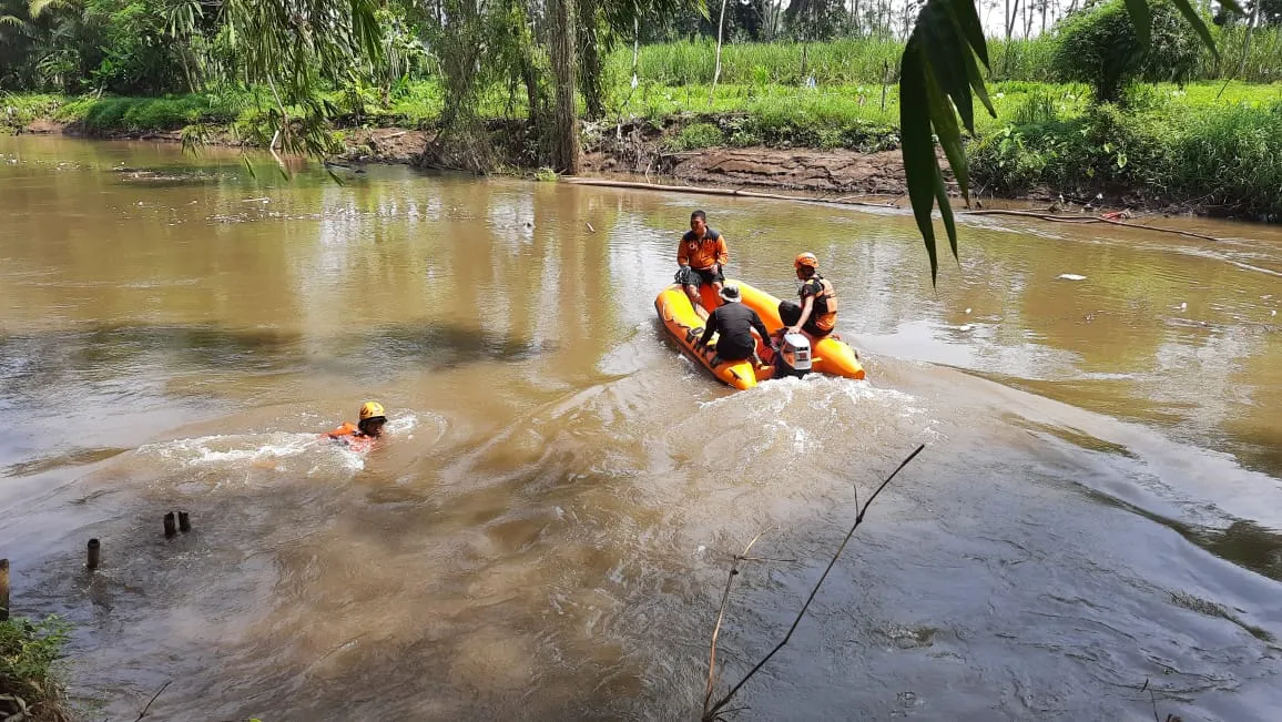 Ritual Buang Bantal Cari Bocah Tenggelam Bondoyudo Lumajang