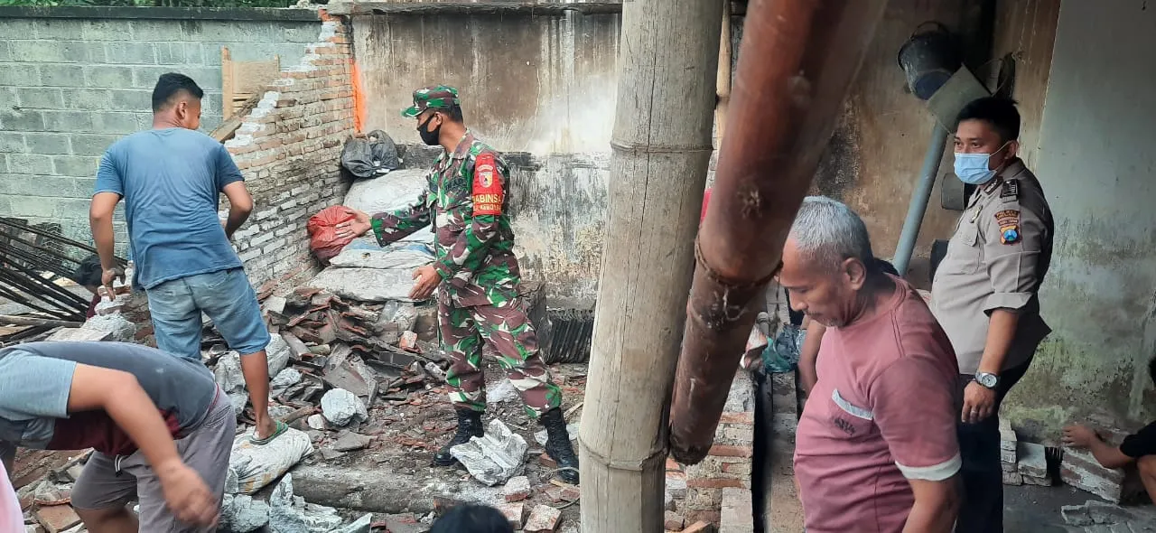 Polisi dan TNI Yosowilanggun Bersihkan Rumah Terdapak Gempa Lumajang