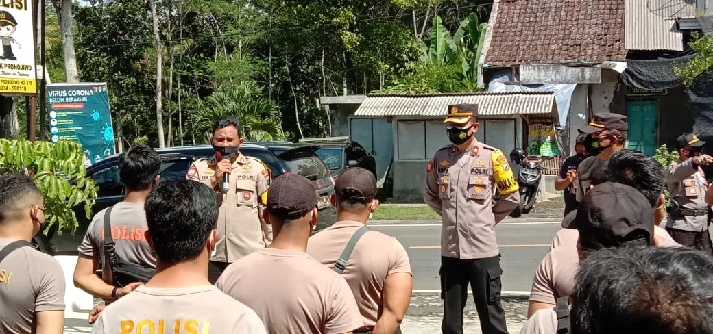 Kapolres Lumajang Kerahkan Anggota Bantu Korban Gempa Pronojiwo