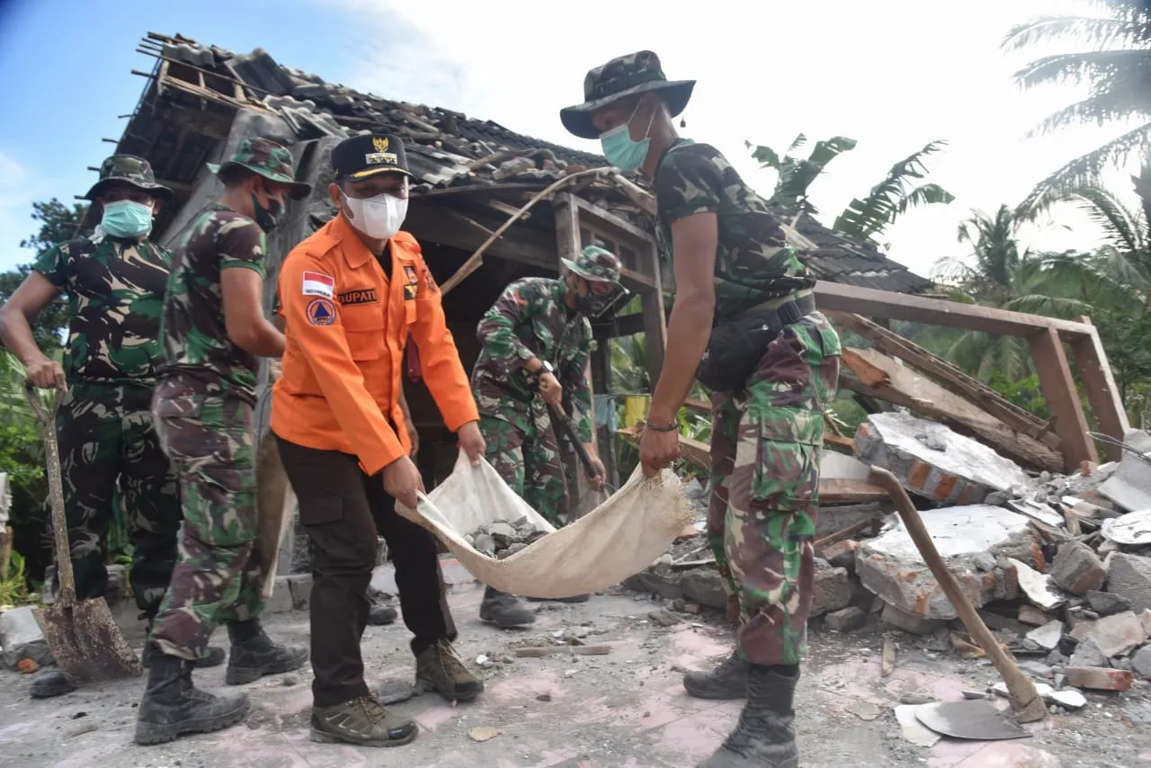 Cak Thoriq Keliling Gotong Royong Bantu Korban Gempa Lumajang