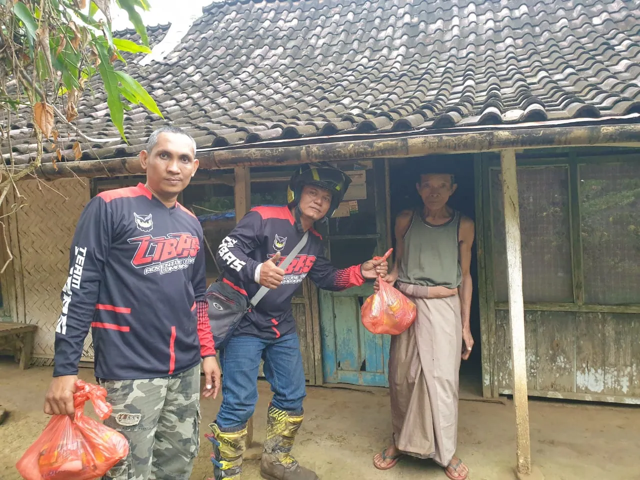 Komunitas Motor Trail LIBAS Lumajang Latber Sambil Bakti Sosial