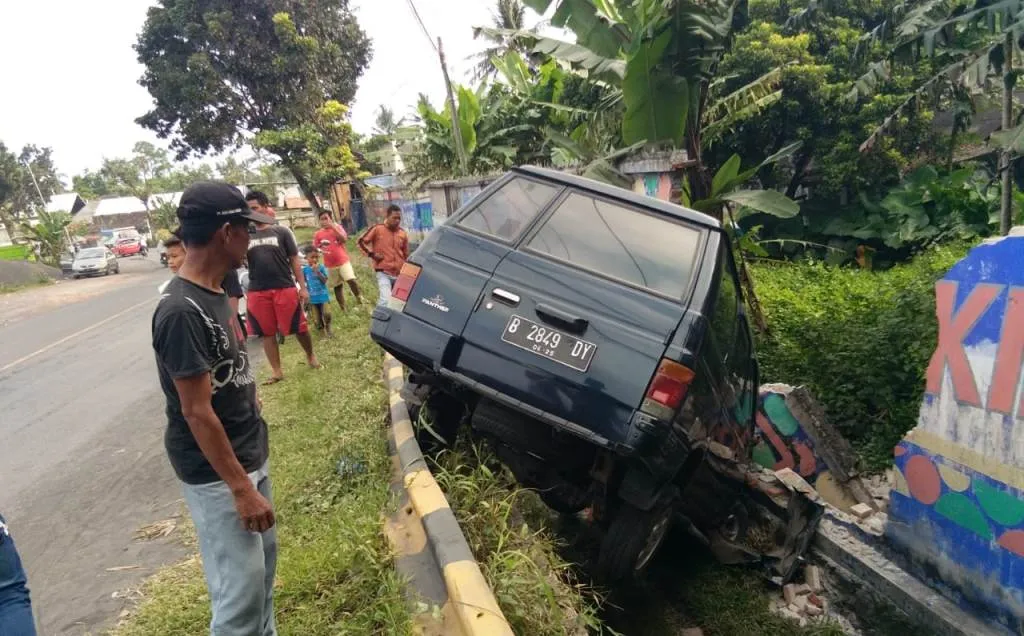 Tak Punya SIM, Fatoni Tubruk Pembatas Jalan di Kalipancing Lumajang