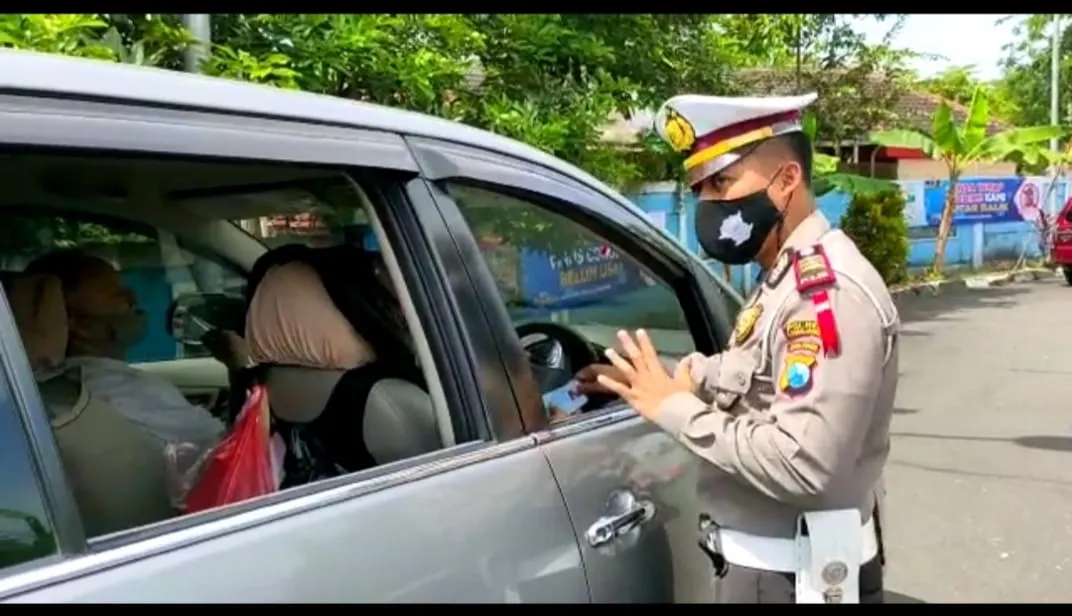 Puluhan Mobil Dipaksa Putar Balik di Pos Perbatasan Lumajang - Malang