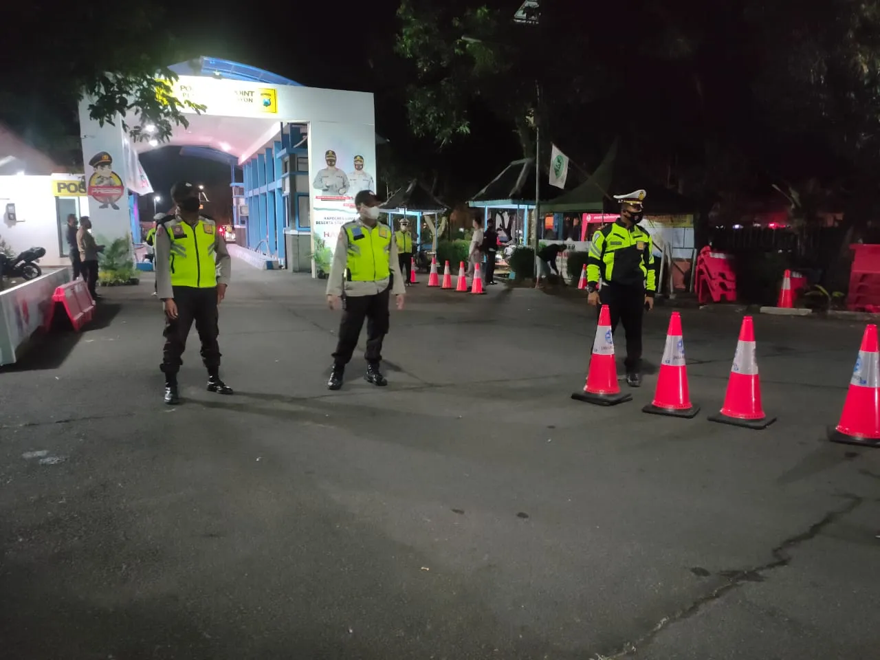 Petugas Halau 17 Pemudik Luar Kota dari Pos Timbangan Klakah Lumajang