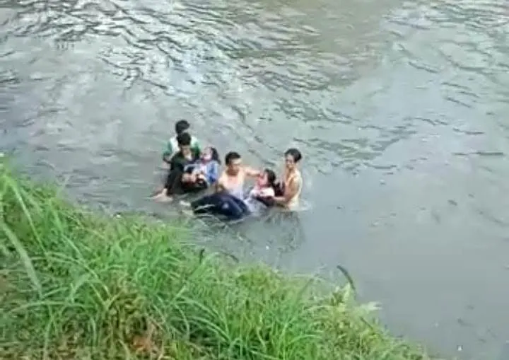 Fortuner Tabrak Pemotor Hingga Terpental ke Sungai Banyuputih Lumajang