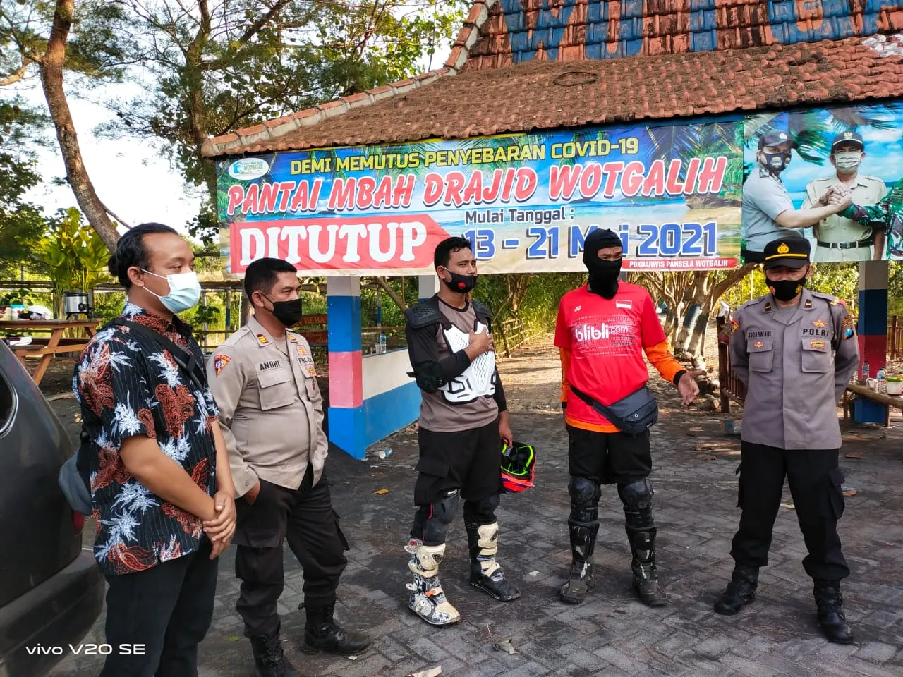 Kapolres Lumajang Naik Motor Trail Cek Penutupan Pantai Wotgalih