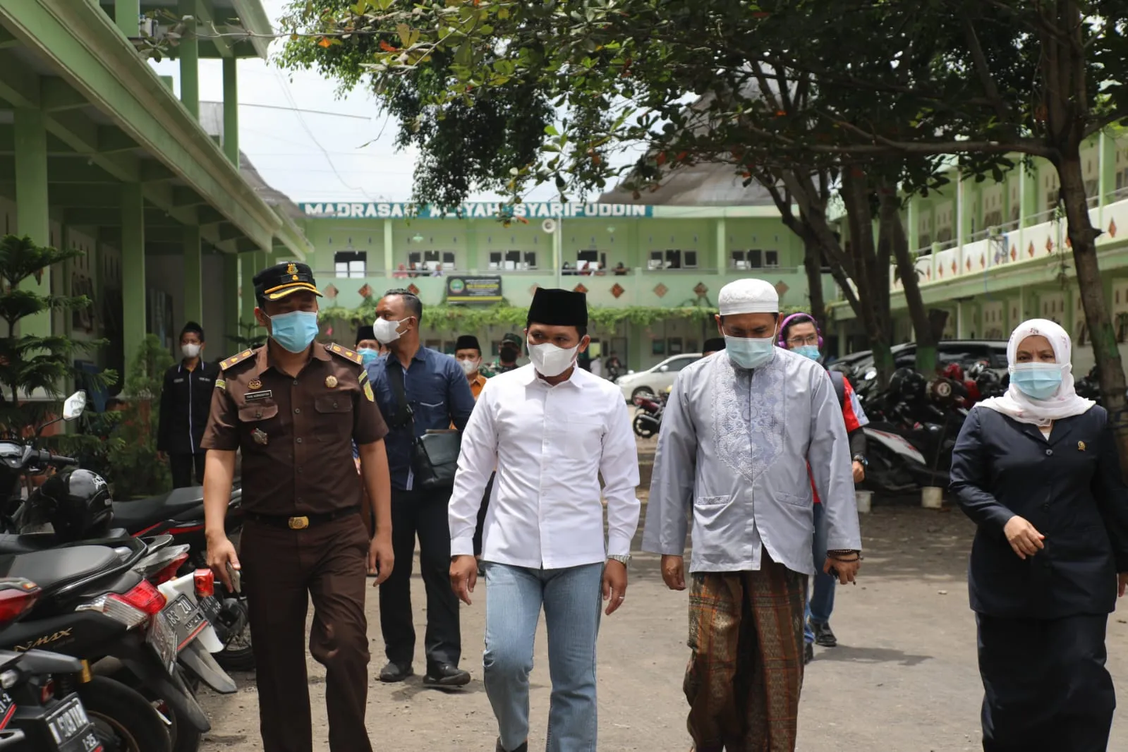 Cak Thoriq Tinjau Vaksinasi Santri Pondok Pesantren di Lumajang