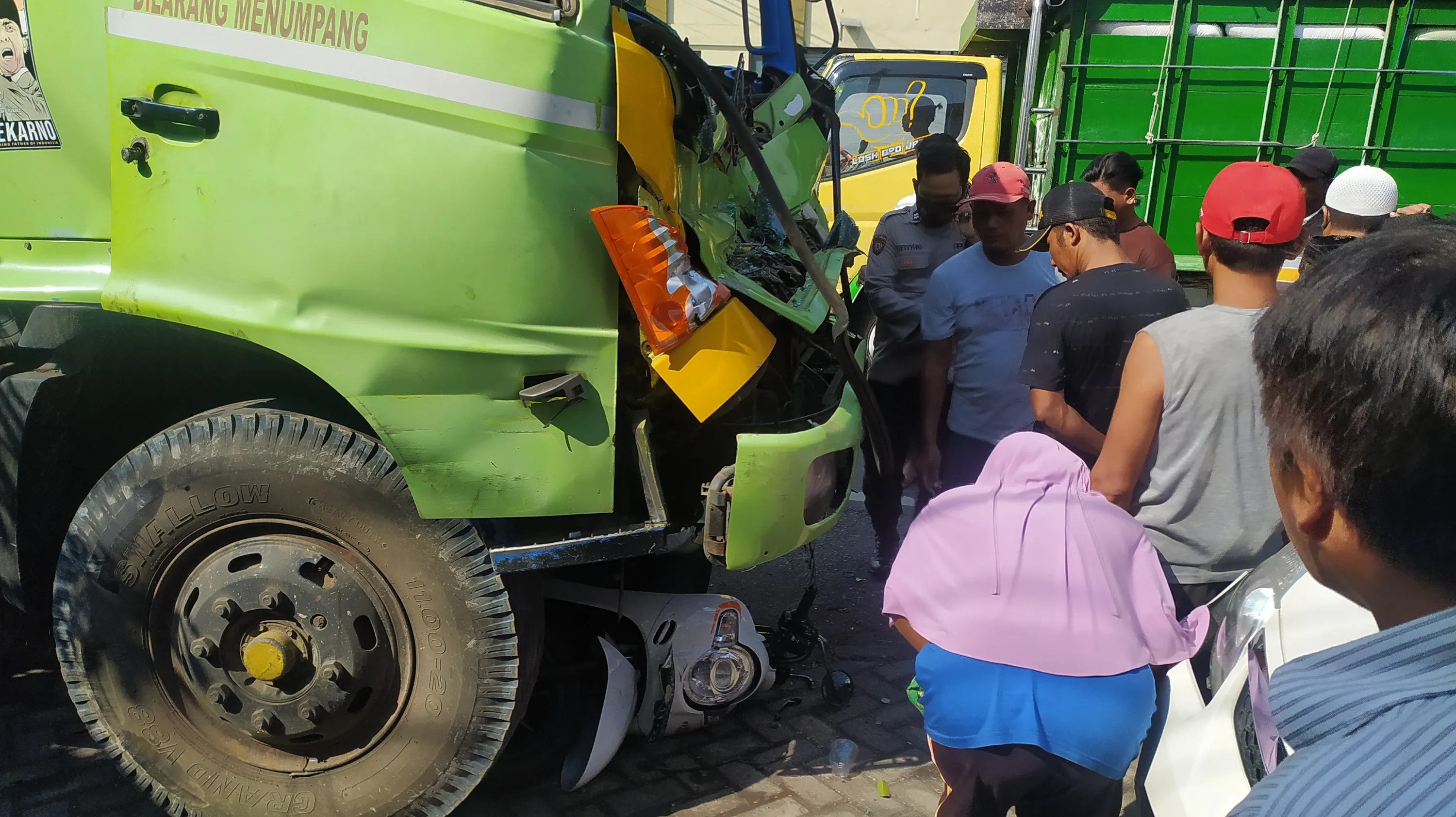 Truk Tronton Alami Rem Blong Seruduk Motor dan Mobil di Tukum Lumajang