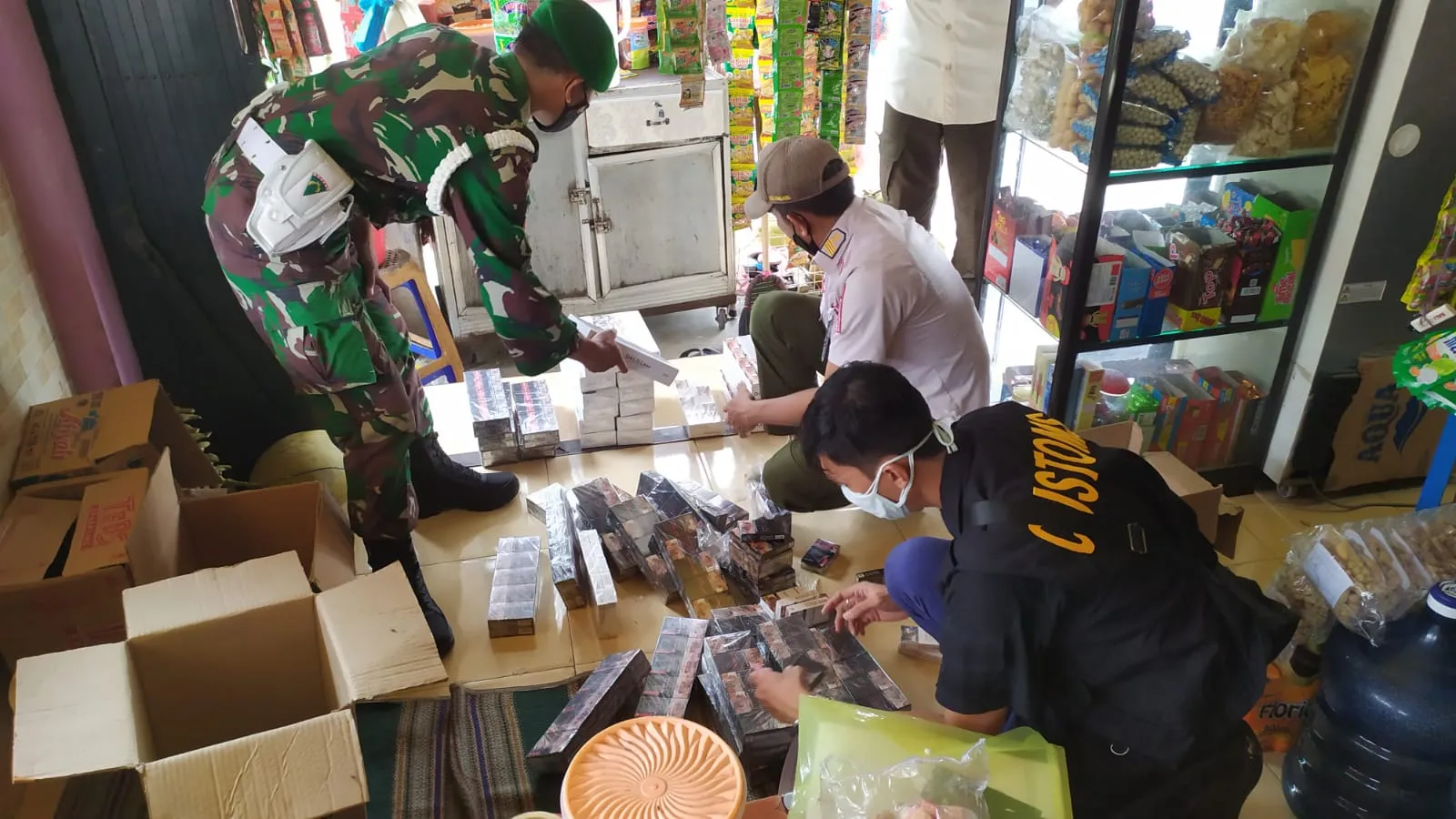 Petugas Pengawasan dan Penindakan Rokok Illegal Sisir Lumajang Timur