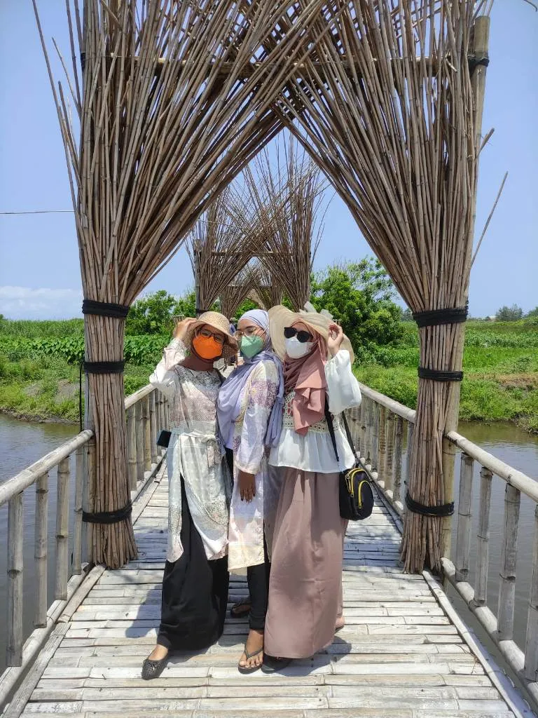 Serunya Selfie di Jembatan Bambu Pantai Mbah Drajid Wotgalih Lumajang