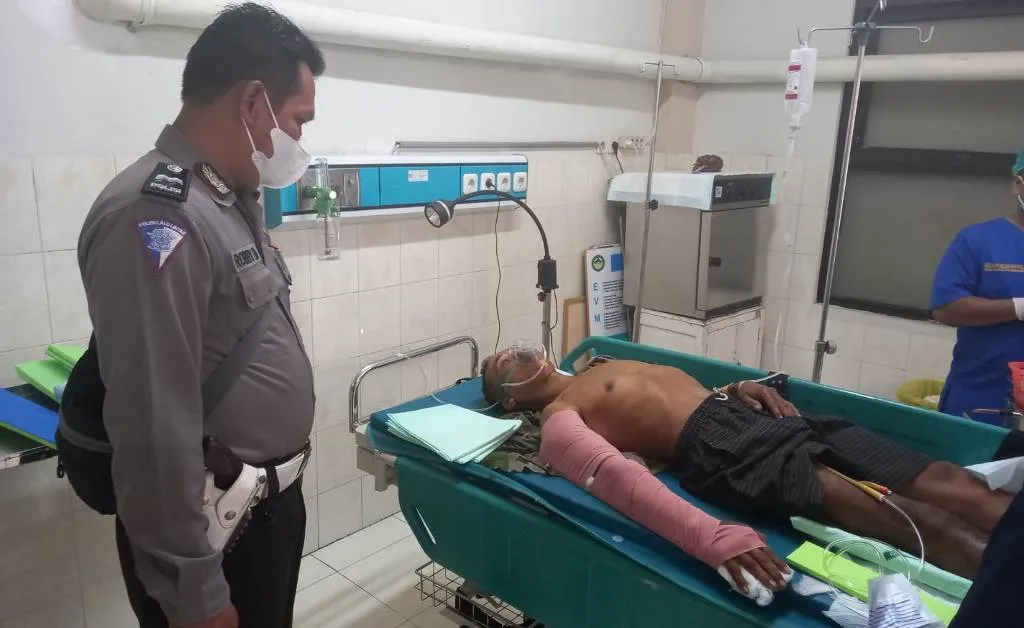 Cidera Otak, Truk Tabrak Lari Pemotor di JLS Desa Wotgalih Lumajang