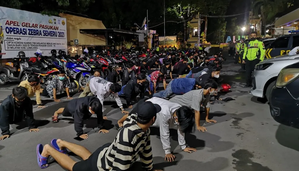 Pemotor Knalpot Brong Dihukum Push Up di Polres Lumajang