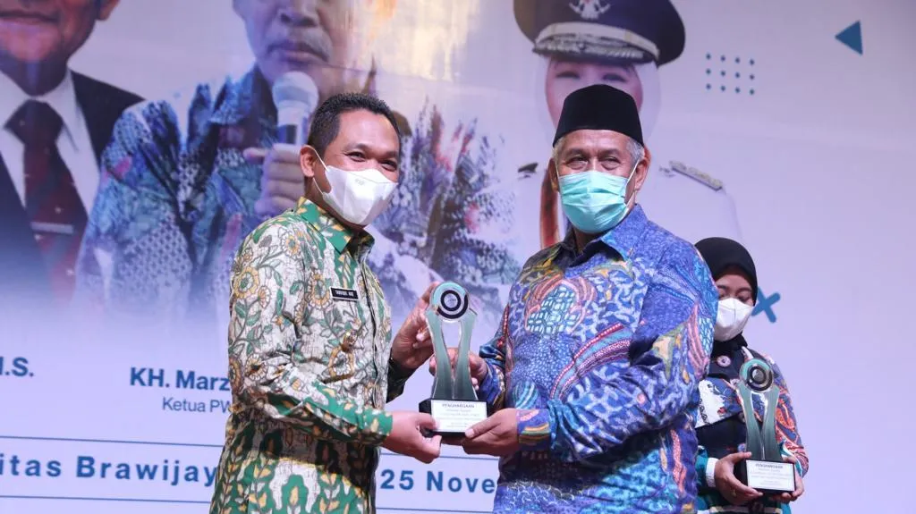 Bupati Lumajang Terima Penghargaan Tokoh Inspiratif Peduli Pesantren