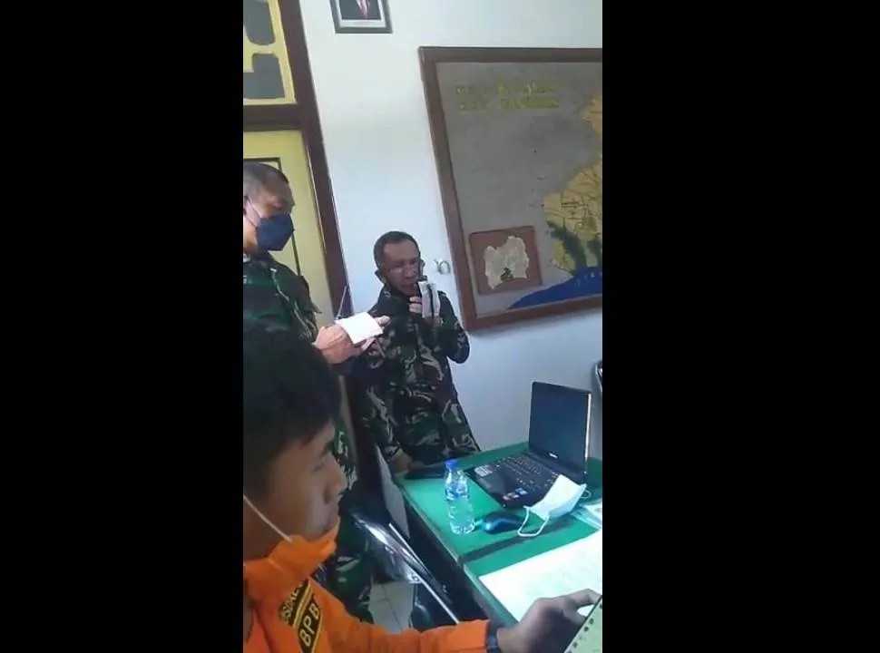 Kolone Irwan Subekti Danrem 083 Malang (pakai masker) pantau kondisi terkini semeru.