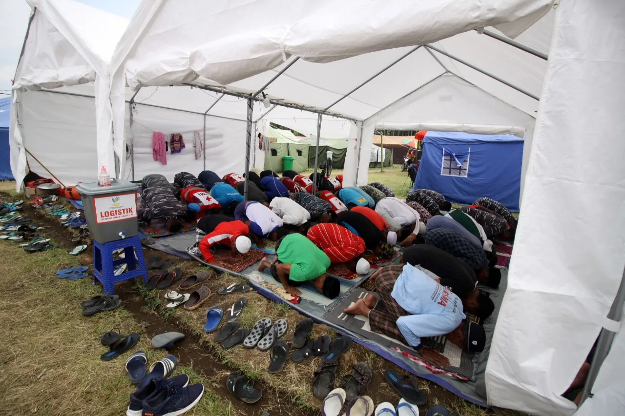 Pengungsi Semeru Lumajang Salat Jum'at di Masjid Darurat