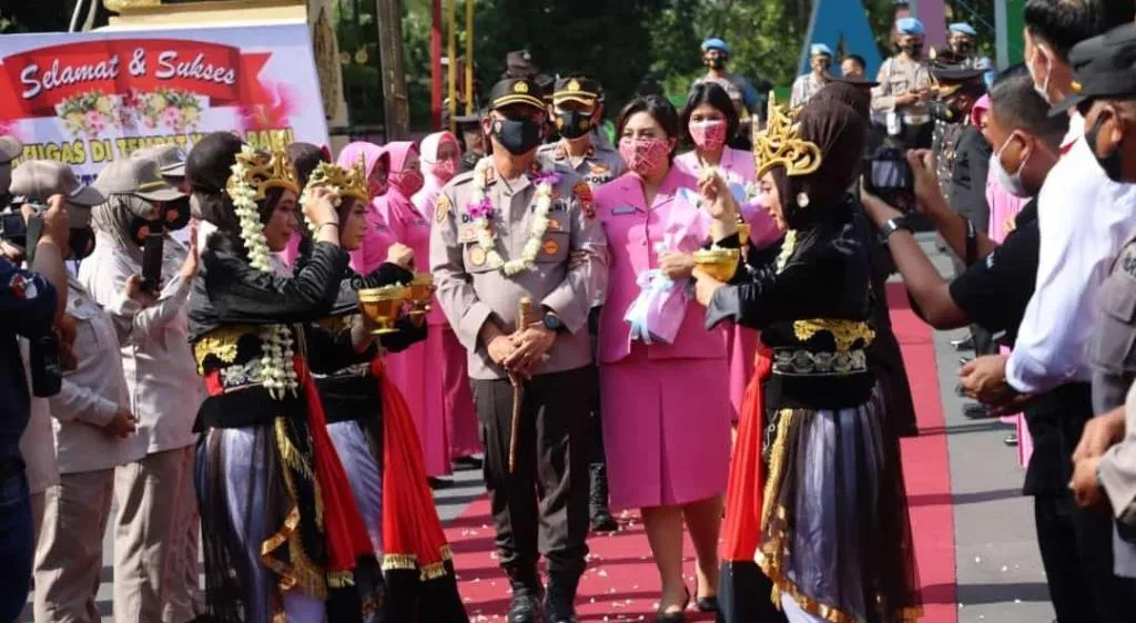 Sertijab KapolresLumajang AKBP Eka Yekti Diwarnai Tangis Haru