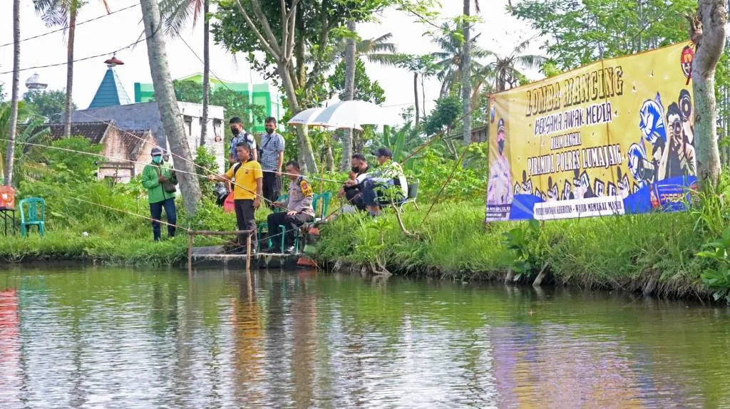 Serunya Kapolres AKBP Dewa Putu Mancing Bareng Wartawan Lumajang