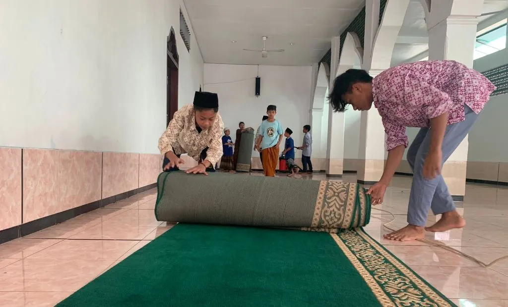 Jelang Ramadhan, Warga Lumajang Gotong Royong Bersih-bersih Masjid