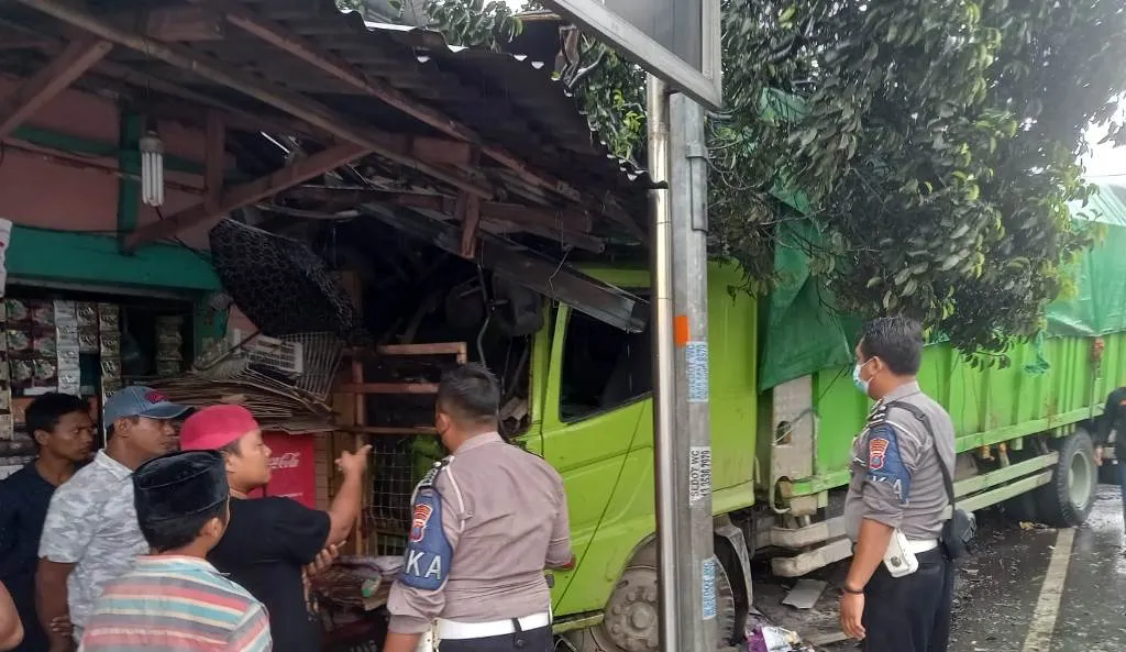 Ini Kronologi dan Sebab Truk Fuso Tabrak 5 Warung di Klakah Lumajang