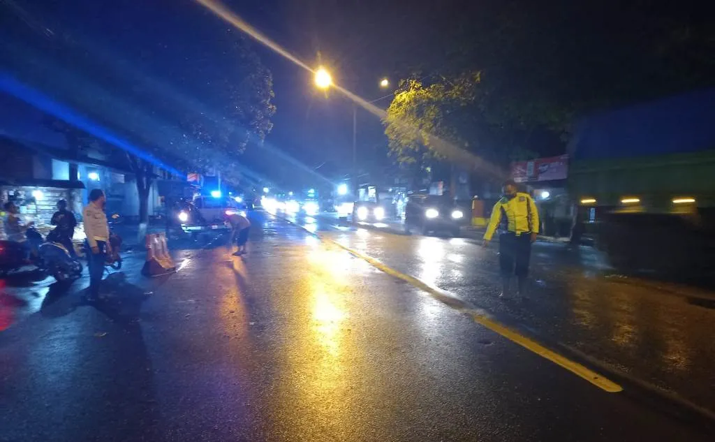 Bruak! Bus Belok Diseruduk Pemotor Depan Terminal Wonorejo Lumajang