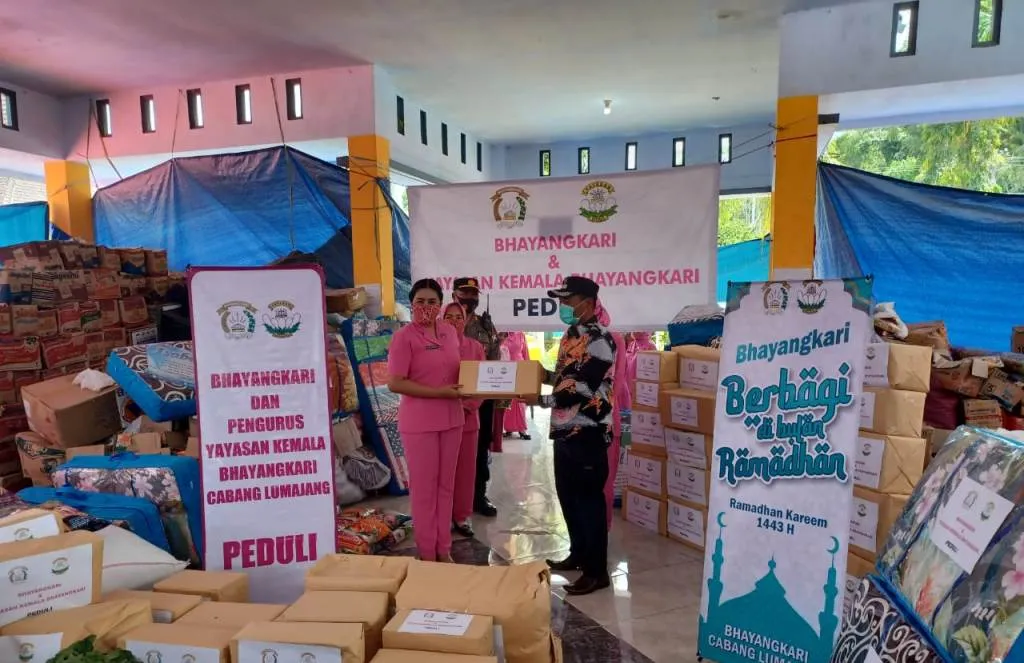 Bhayangkari Lumajang Bantu Perekonomian Penyintas Korban Semeru