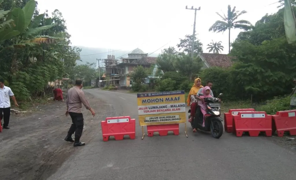 Pengendara Nekat Melintas Jembatan Gantung Gladak Perak Lumajang