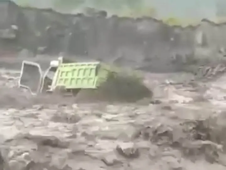 Truk Angkut Batu Terseret Lahar Dingin Semeru Lumajang