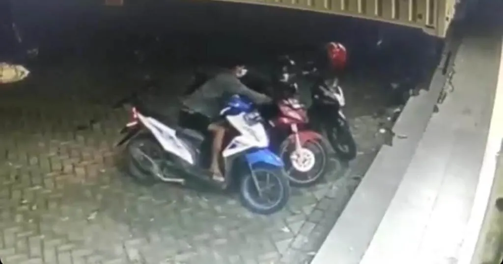 Aksi Maling Motor Depan Kantor Si Cepat Lumajang Terekam CCTV