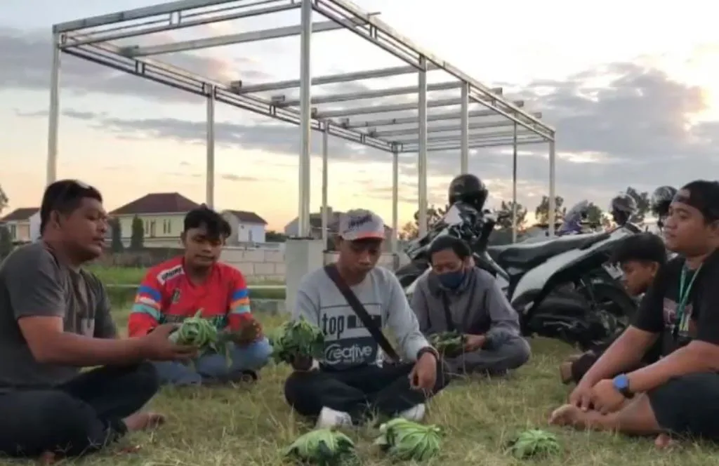 Karta di Lumajang Bagikan Daging Kurban Pakai Wadah Daun Pepaya