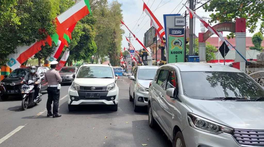 Aturan Parkir Depan Pemkab Lumajang, Ini Kata Kasatlantas AKP Putri