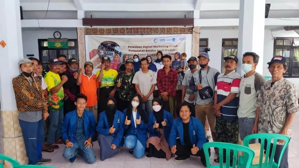 ITS Latih Digital Marketing Warga Sumberwuluh Jual Batako Semeru