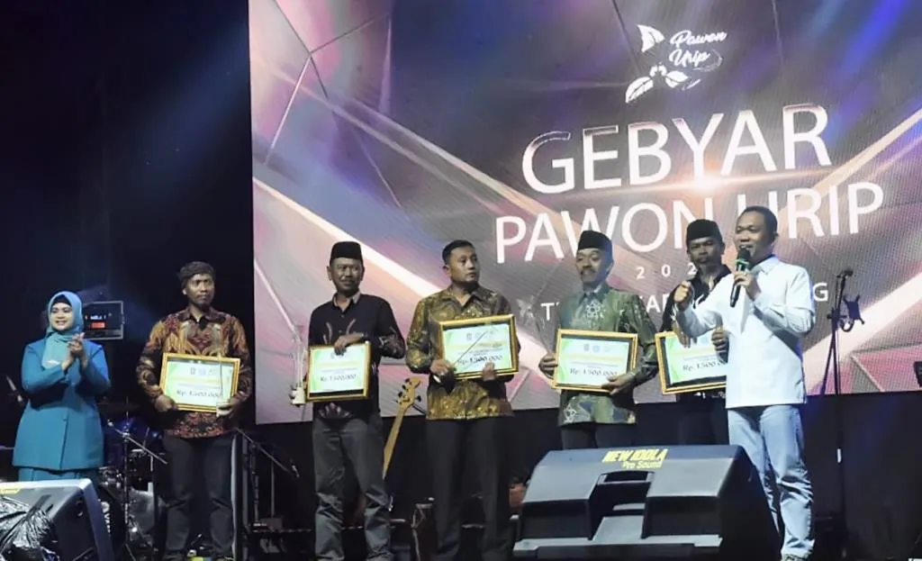 Bupati Lumajang Berikan Anugerah Inovasi Pawon Urip 2022