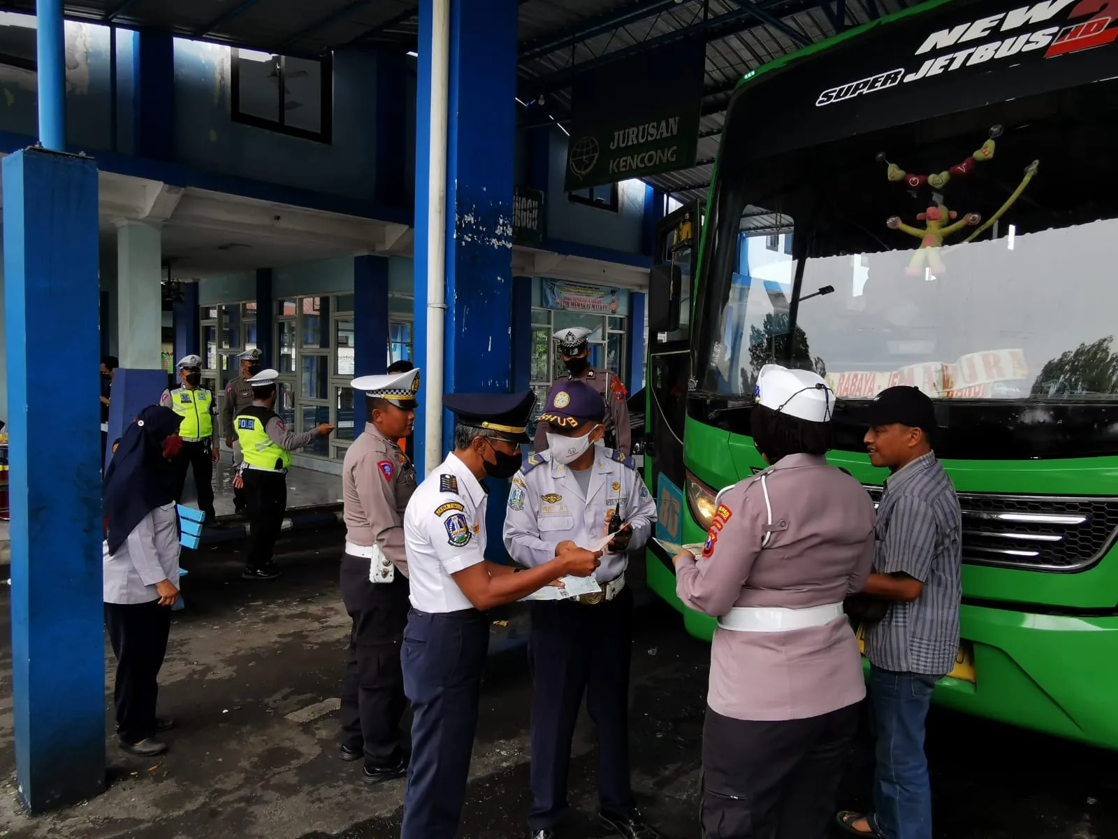 Jelang Nataru, Satlantas Polres Lumajang Cek Kondisi Bus di Terminal Wonorejo