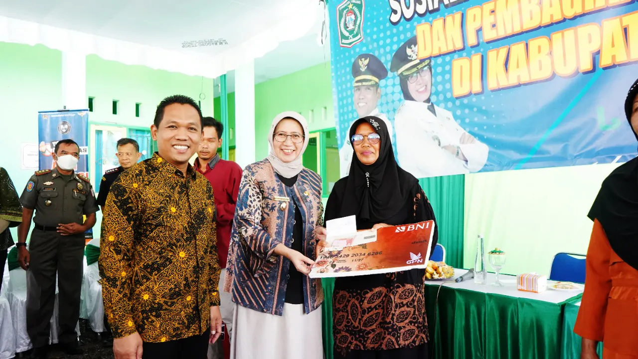 Bunda Indah Serahkan Bantuan ke 1.300 Tani dan Buruh Pabrik Rokok