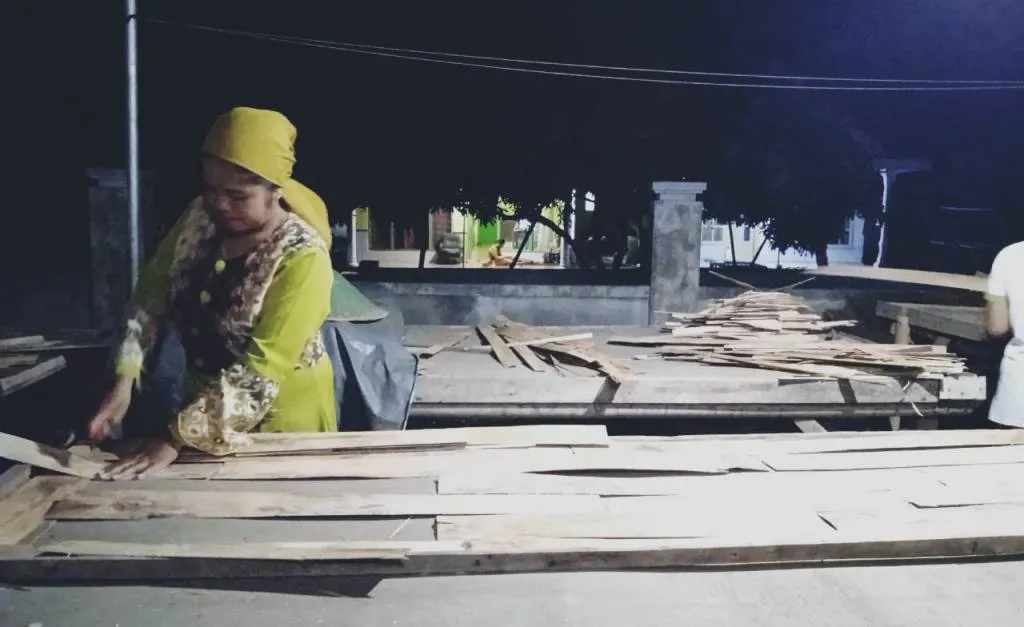 Usaha Repair Veneer Menjamur di Lempeni Lumajang