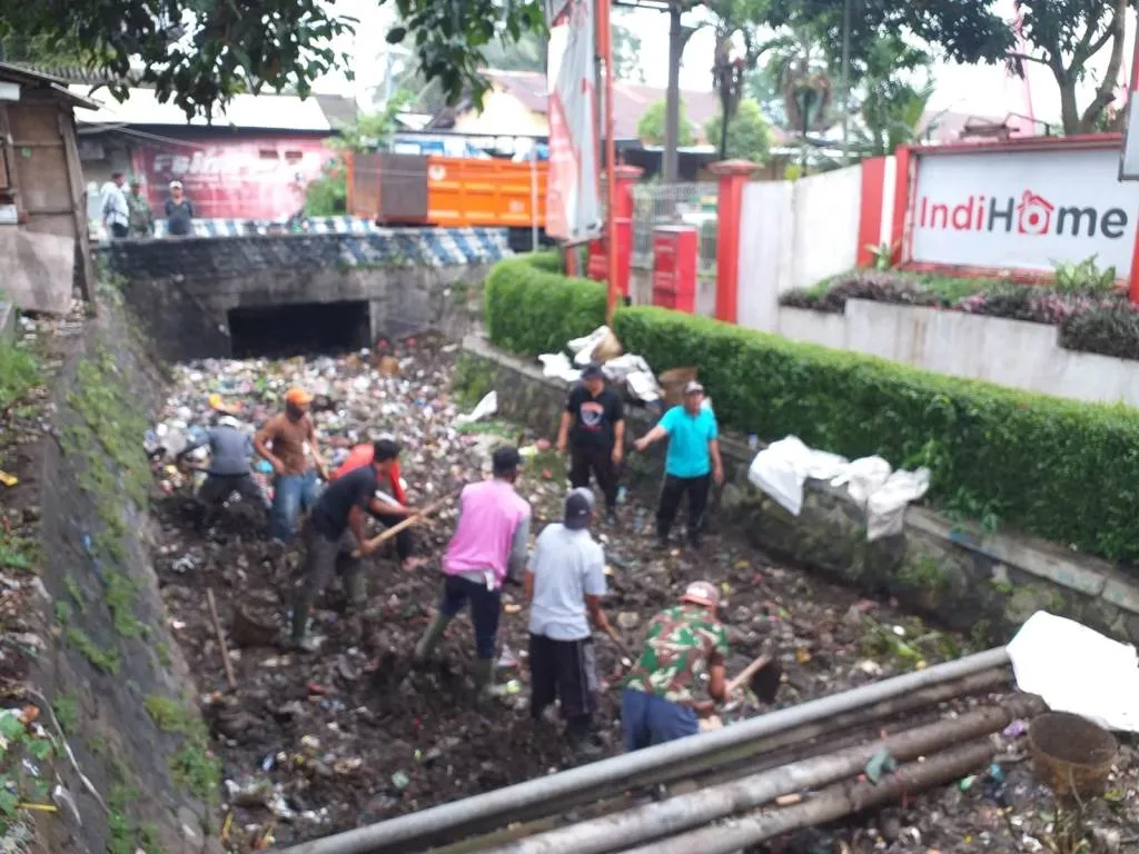 Muspika dan Warga Klakah Lumajang Kompak Bersihkan Drainase